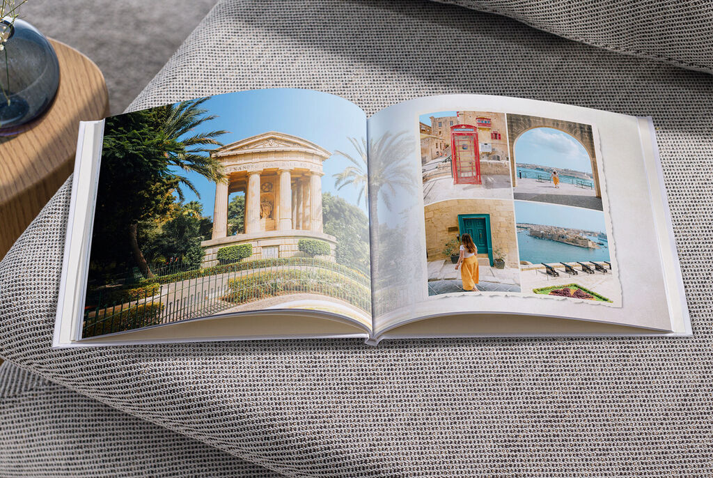 Pagine aperte di un fotolibro con le foto di un viaggio in Grecia