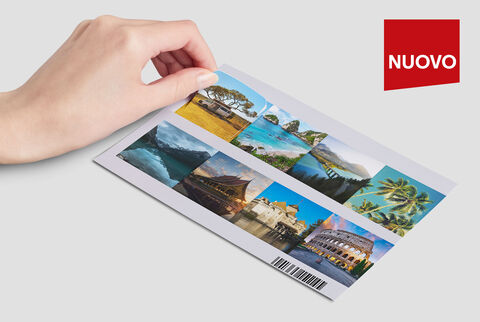Un foglio con otto adesivi quadrati personalizzati con la foto di vari posti nel mondo